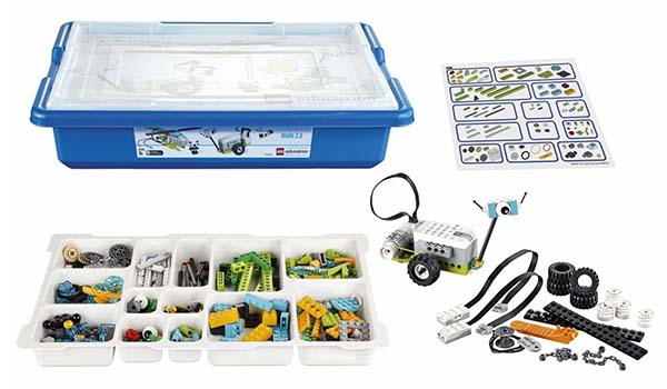 Image of LEGO Kit #8: WeDo 2.0 layed out on a table