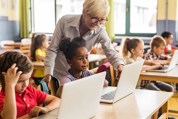 Teacher showing student show to use Discus on their computers.