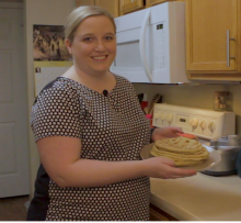 Photo of Lyndsey Maloney holding a plate of flatbread
